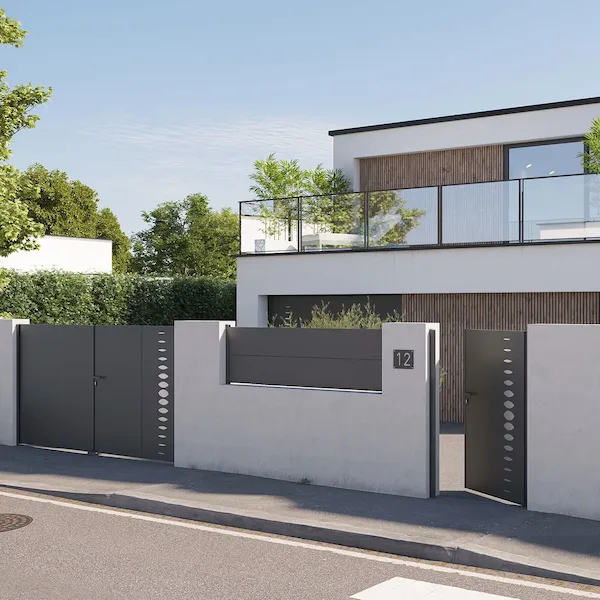 Pose de portail coulissant en aluminium gris anthracite pour entrée de maison à Rennes