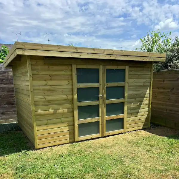 Pose d'un abri de jardin design en bois avec double porte vitrée en Ille-et-Vilaine