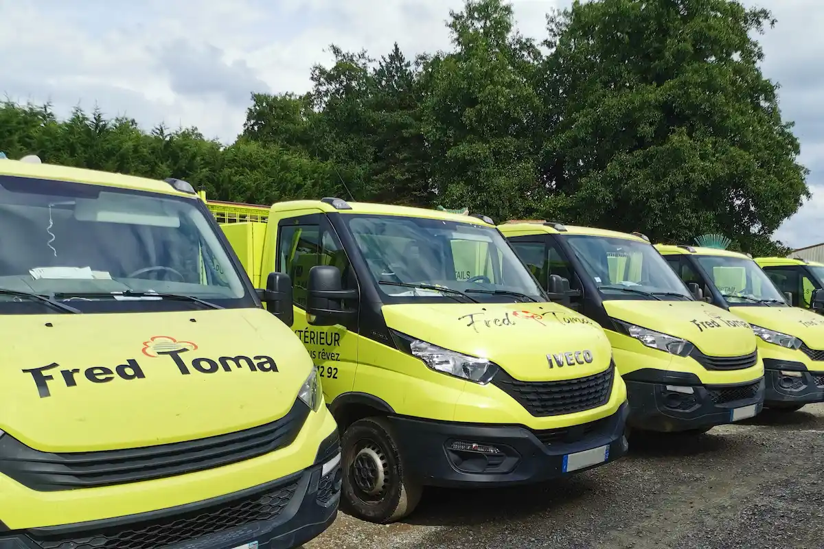 Camions logotés Fred Toma Rennes d'intervention pour aménagements extérieurs.