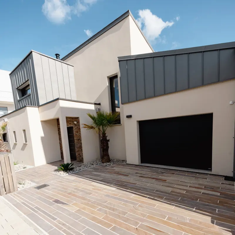 Aménagement d'allée et cour carrossable moderne à Cesson-Sévigné.