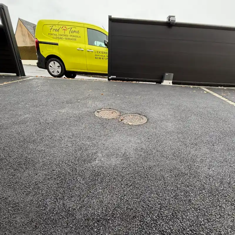 Aménagement de cour design avec pavés et graviers à Rennes.