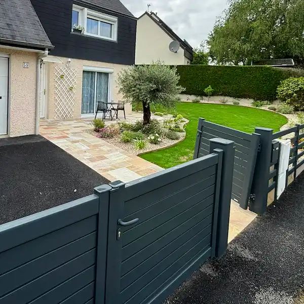 Aménagement de cour et allée de garage en enrobé et pavage décoratif à Rennes