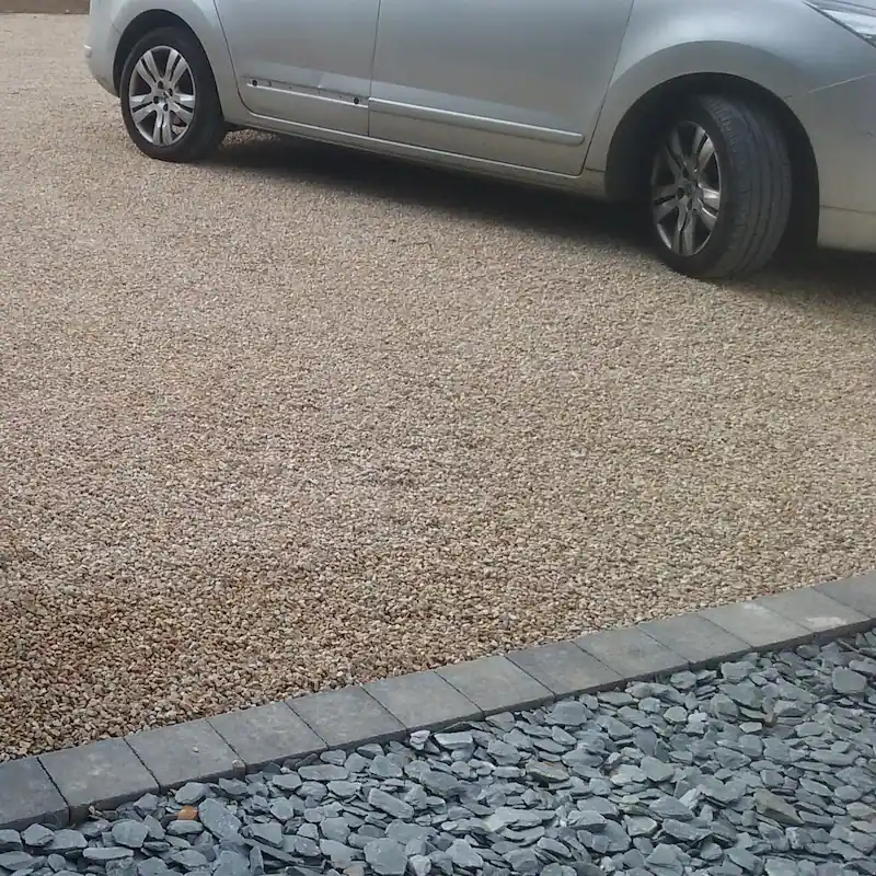 Aménagement d'une entrée de cour carrossable à Rennes.