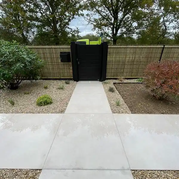 Création d'une entrée avec portillon sur-mesure et clôture occultante bois à Rennes
