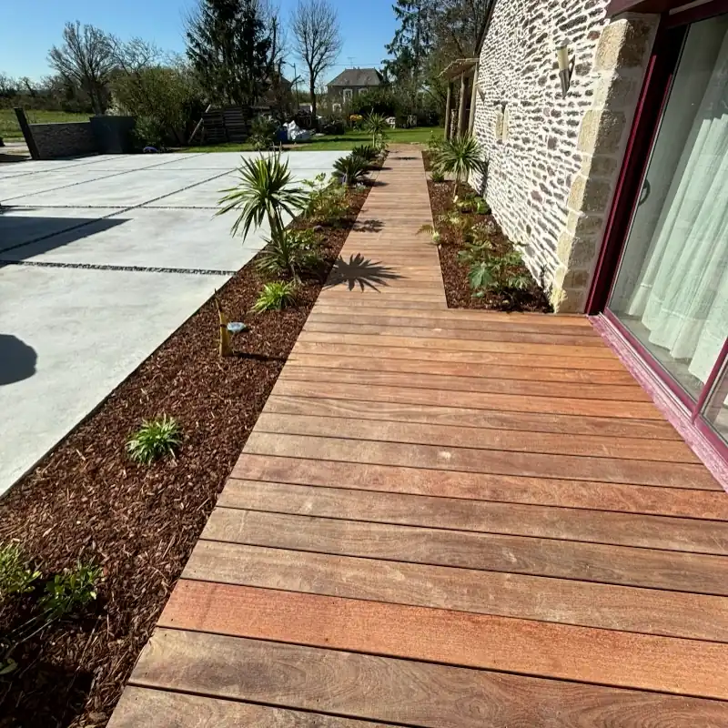 Création d'une terrasse en bois avec jardin paysager à Bruz.