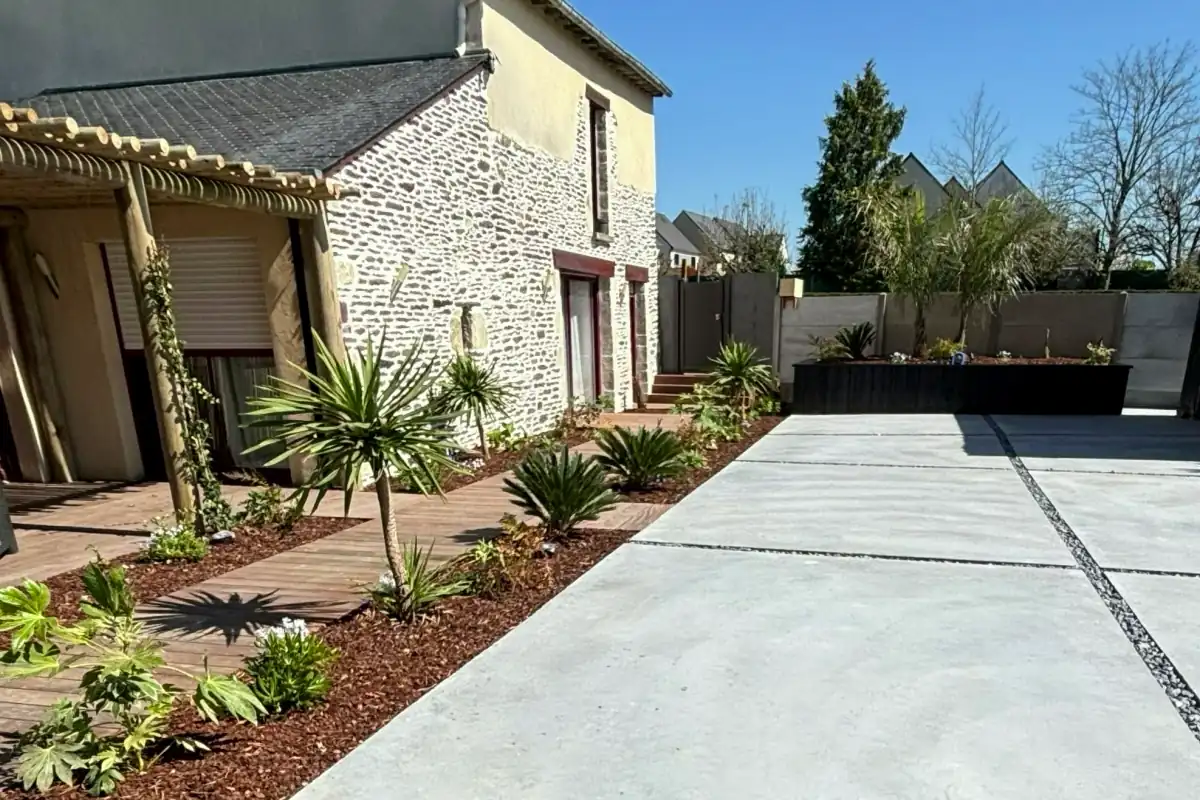 Aménagement d'une allée et cour carrossable à Bruz.