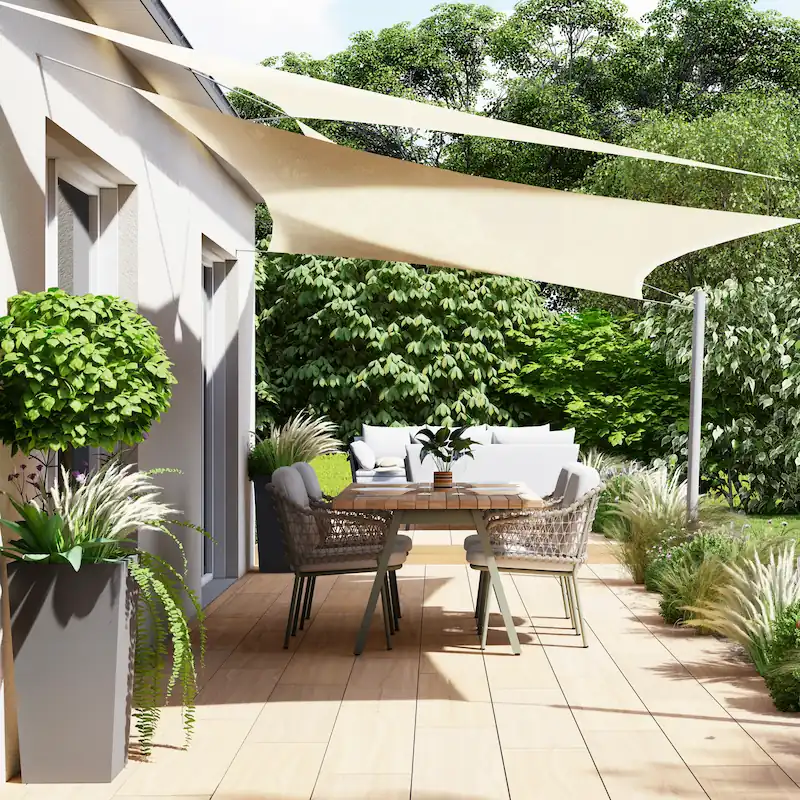 Rendu 3D d'une terrasse avec voile d'ombrage pour un aménagement extérieur à Rennes.