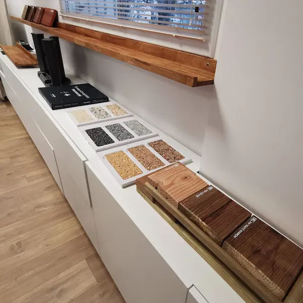 Échantillons de bois, graviers et dallages dans la matériauthèque Fred Toma Rennes.