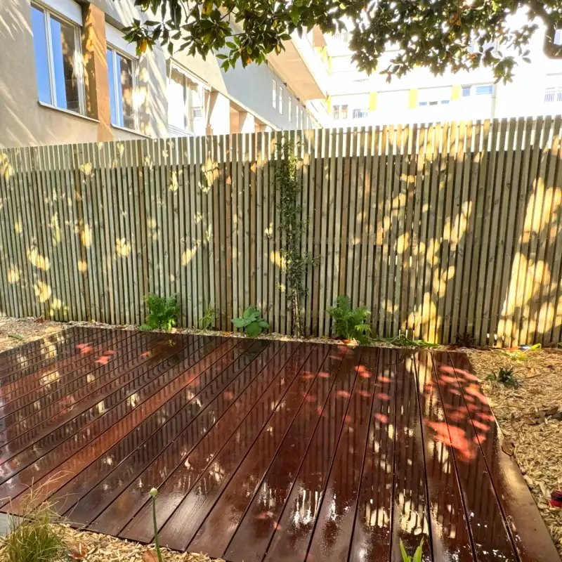 Brise-vue en bois à lames verticales pour jardin à Rennes.