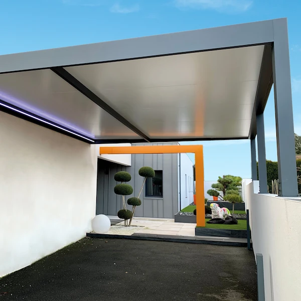 Installation d'un carport en aluminium gris anthracite pour protection de véhicule à Rennes