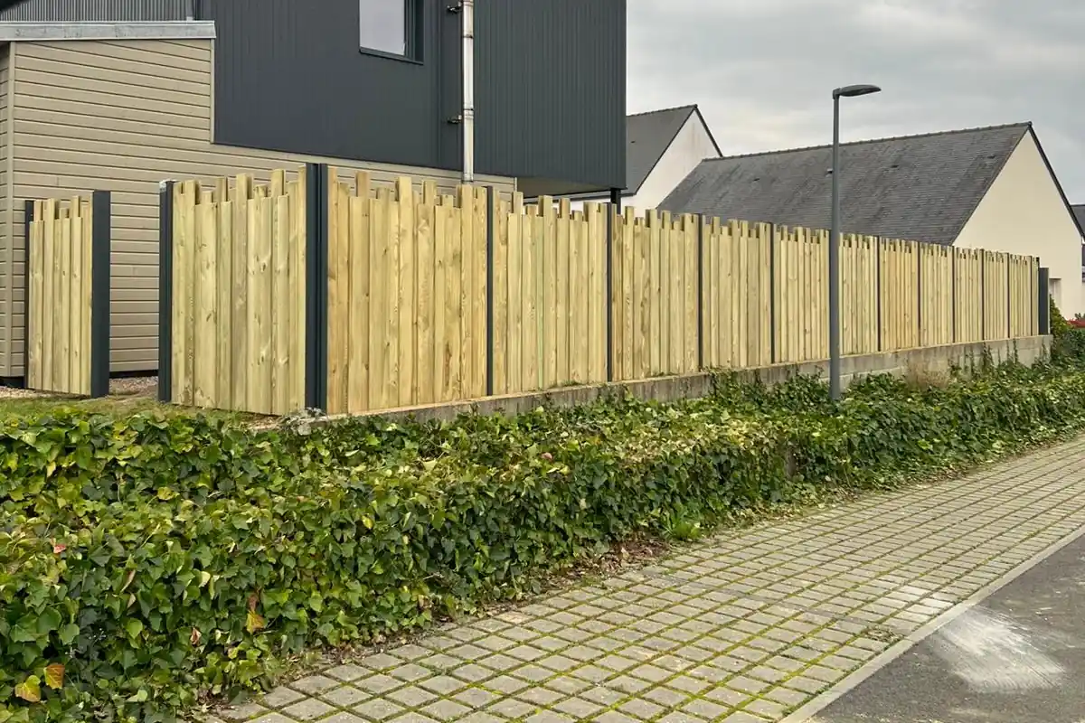 Claustra bois avec poteaux en aluminium gris anthracite à Rennes.