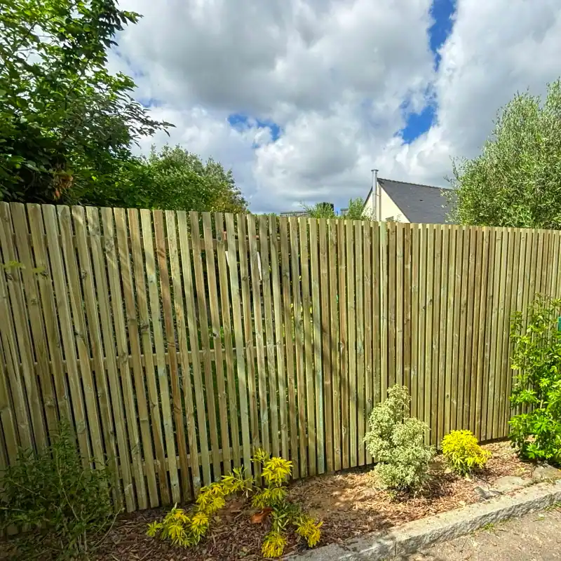 Pose de claustra bois à claire-voie pour laisser passer la lumière.