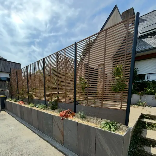 Installation de claustras brise-vue en bois pour protéger l'intimité d'une terrasse à Rennes