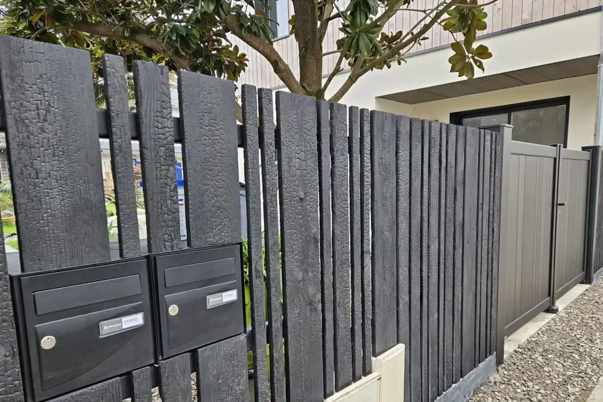 Installation d'une clôture en bois brûlé et d'un portail aluminium contemporain par FRED TOMA RENNES
