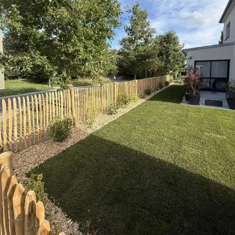 Clôture bois type ganivelle pour un rendu naturel à Rennes.