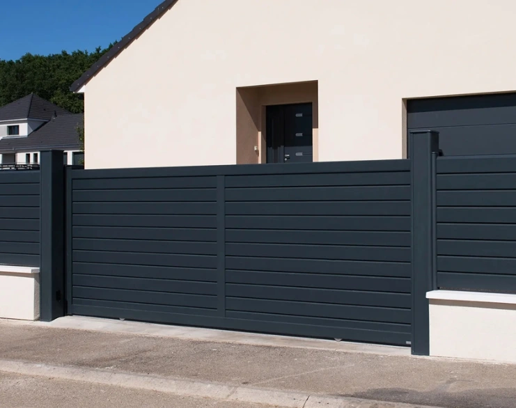 Installation d'un portail aluminium motorisé moderne pour sécuriser une propriété à Rennes.