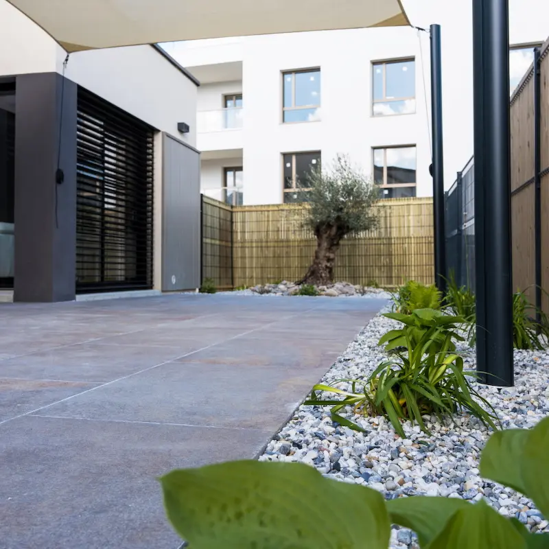 Création d'une terrasse en bois exotique entourant une piscine à Cesson-Sévigné.