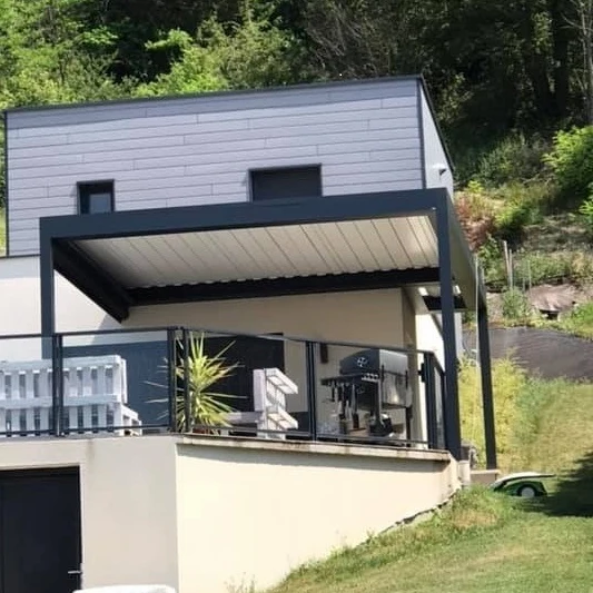 Installation d'une pergola bioclimatique en aluminium gris anthracite à Rennes.