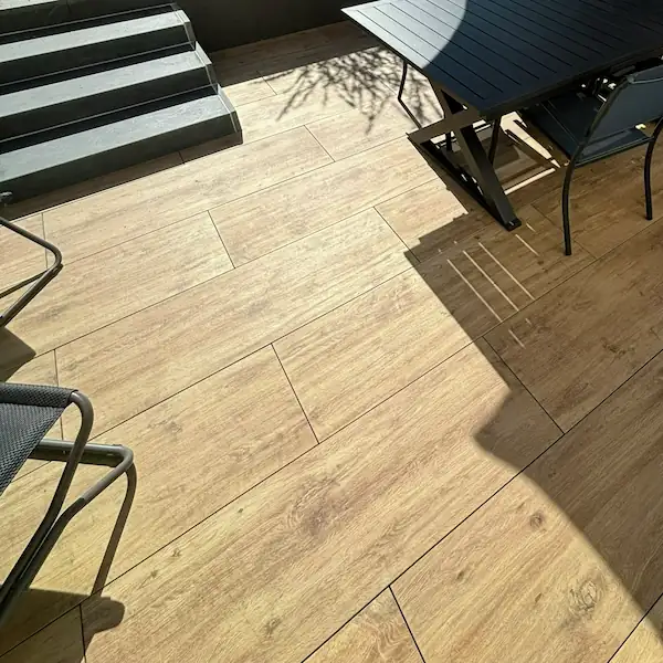 Pose de terrasse en grès cérame aspect bois contemporaine à Rennes