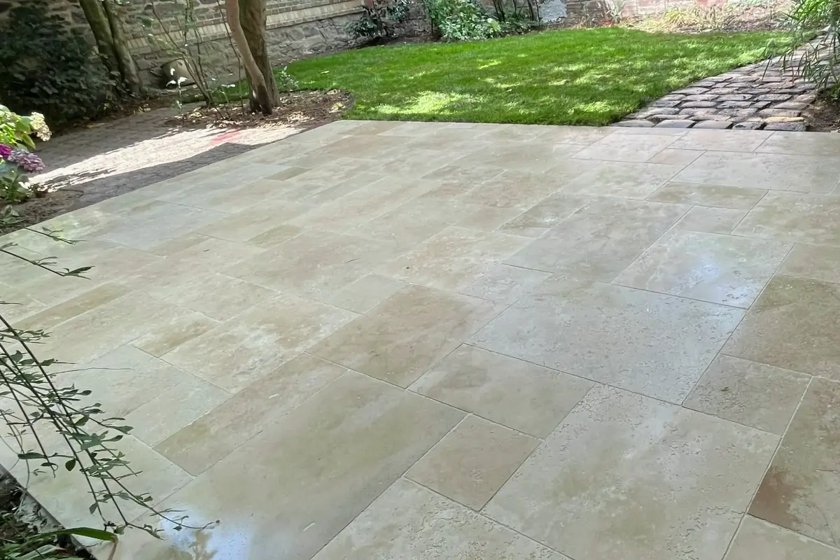 Pose de dallage en pierre naturelle pour terrasse à Rennes.