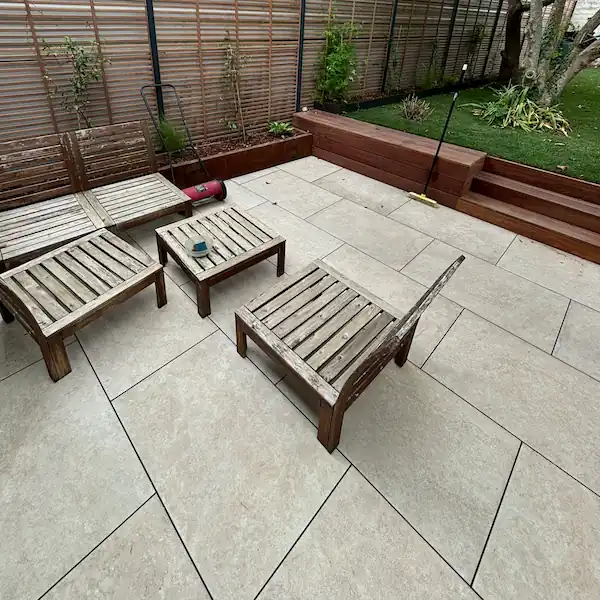 Aménagement d'un coin salon extérieur avec dallage minéral grand format à Rennes