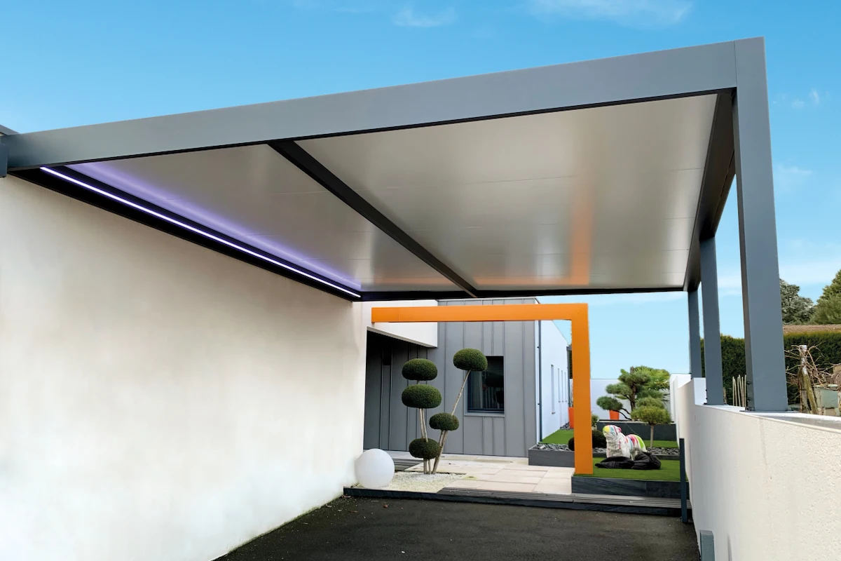 Éclairage LED ruban intégré sous la toiture d'un carport en aluminium design.