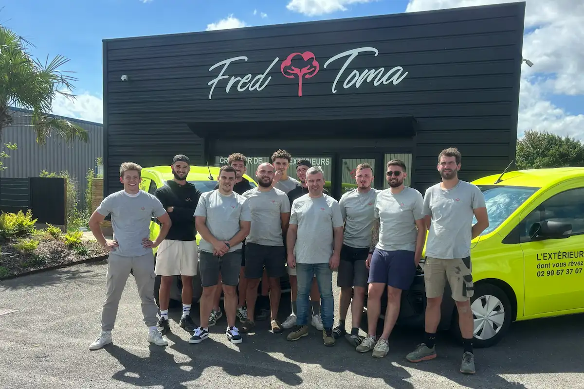 L'équipe de paysagistes Fred Toma Rennes devant l'agence et les véhicules d'intervention.