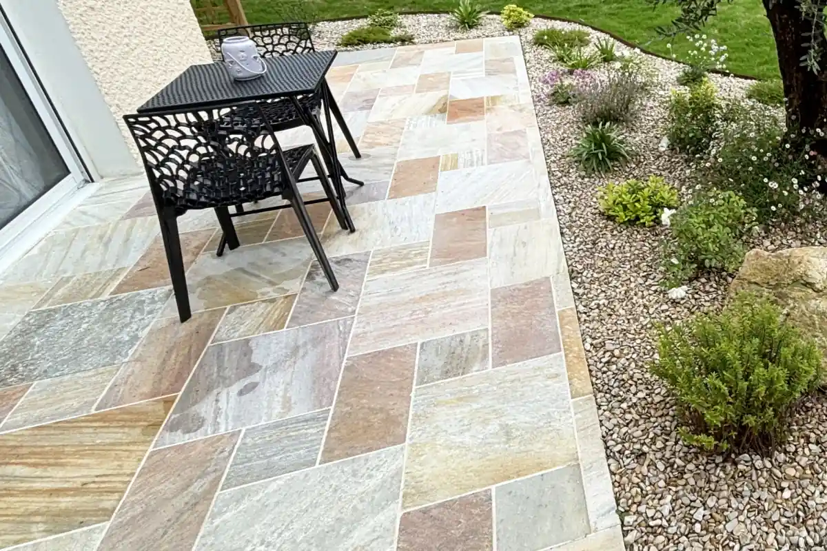 Détail de finition d'une terrasse en dalles de pierre à Rennes.