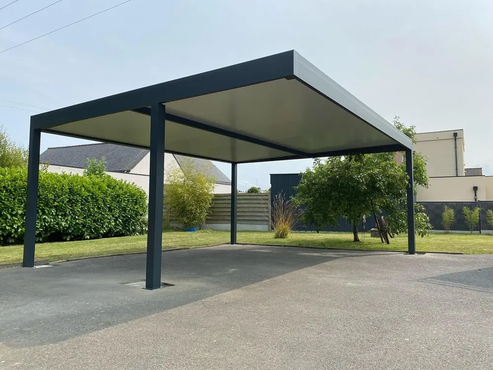 Installation d'un carport en aluminium autoporté sur une cour bitumée en Ille-et-Vilaine.