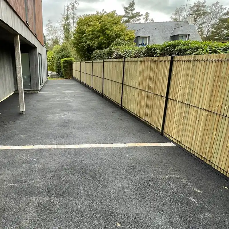 Détail d'un panneau occultant en bois massif à Rennes.