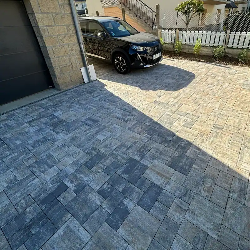 Détail de pose de pavés pour bordure d'allée de jardin.