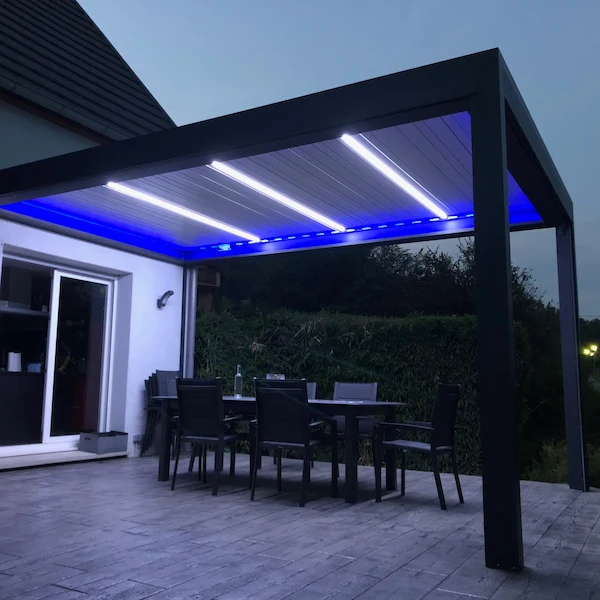 Pose de pergola bioclimatique en aluminium avec éclairage LED intégré à Rennes