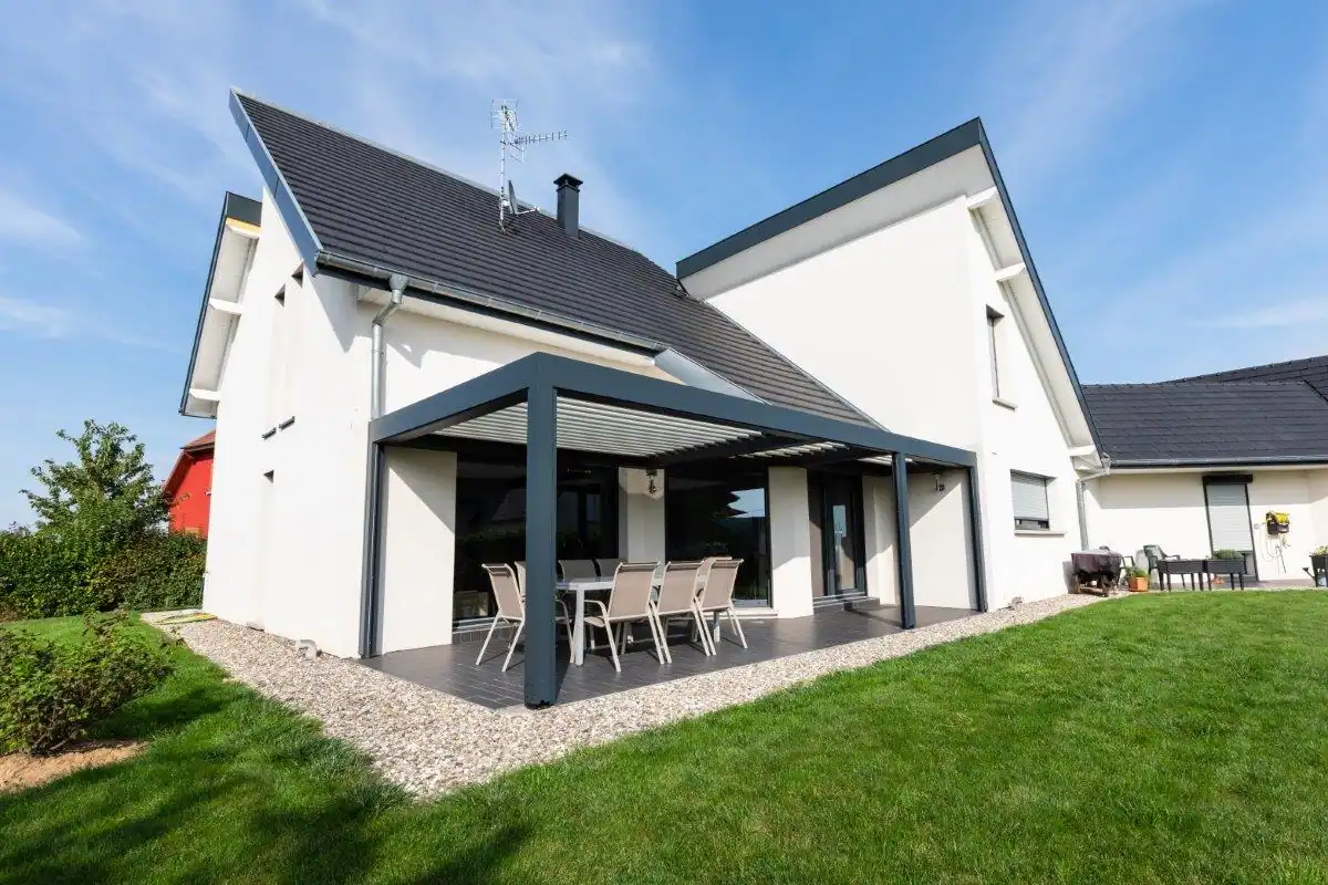 Réglage technique des lames motorisées de pergola bioclimatique.