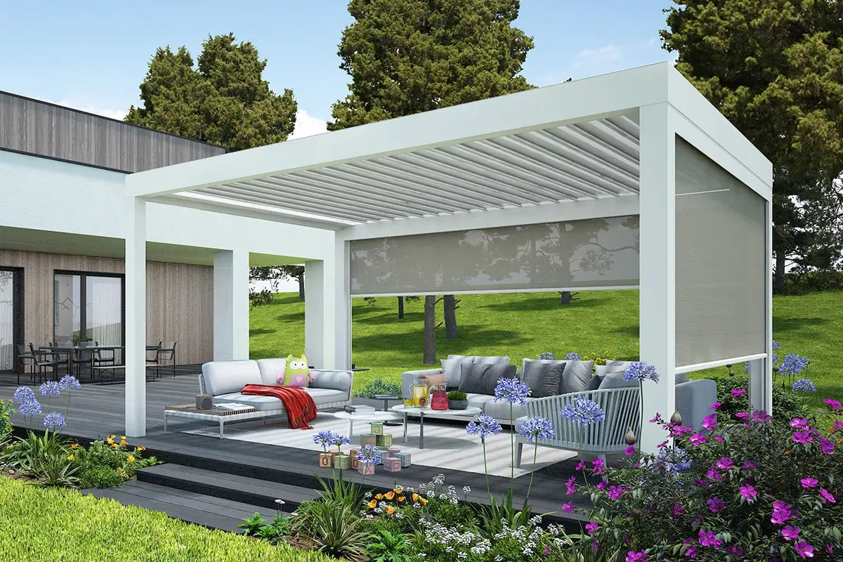 Installation d'une pergola bioclimatique en aluminium blanc avec stores motorisés, une solution technique pour les aménagements extérieurs à Rennes.