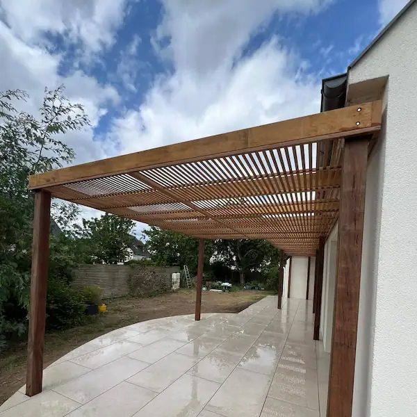 Techniciens Fred Toma installant une pergola en bois à Rennes.