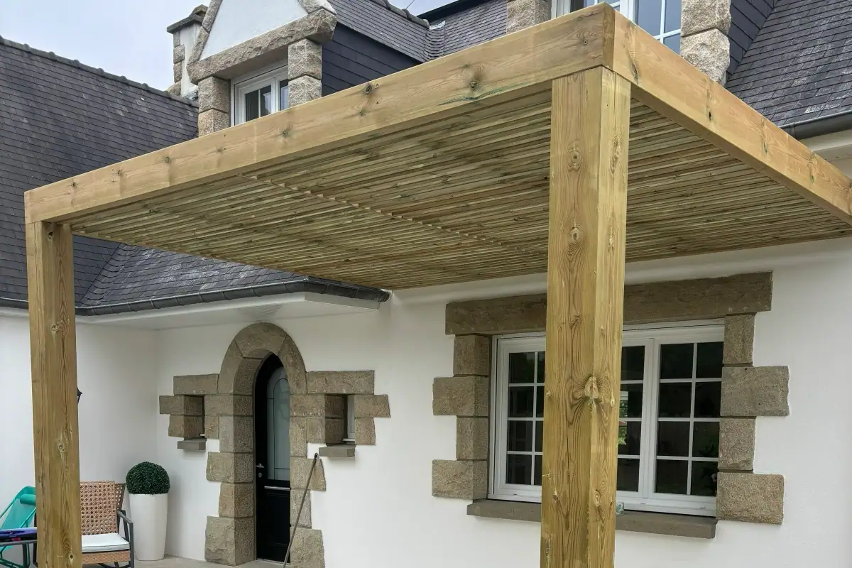 Installation d'une pergola bois sur mesure à Rennes.