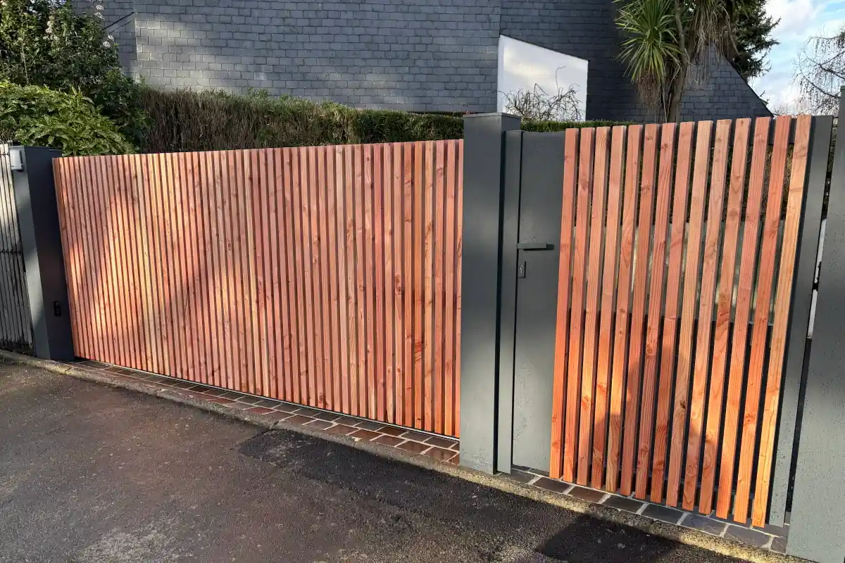 Pose d'un portail coulissant en aluminium aspect bois avec portillon assorti à Rennes.