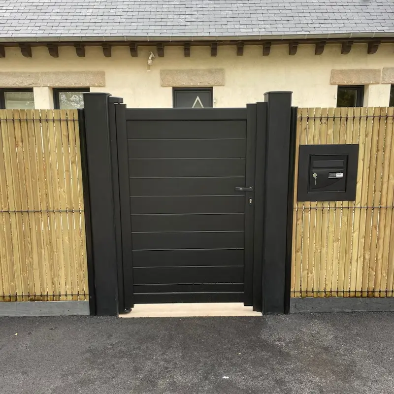 Installation de clôture aluminium et brise-vue design à Pacé.