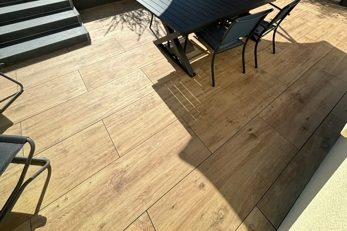 Pose de dalles sur plots imitation bois pour terrasse à Rennes.