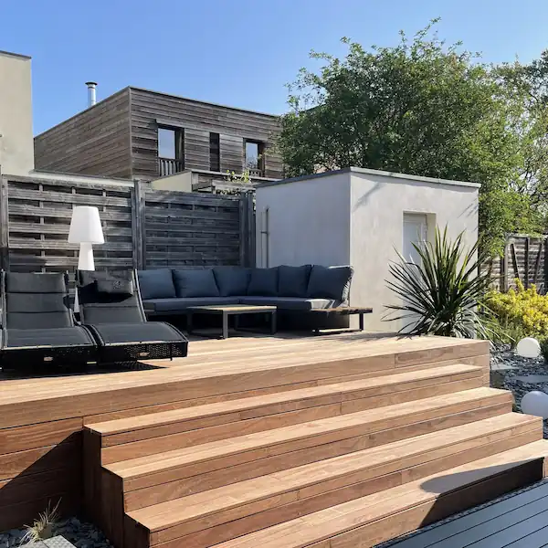 Création de terrasse bois sur-mesure avec escaliers paysagers et éclairage à Rennes