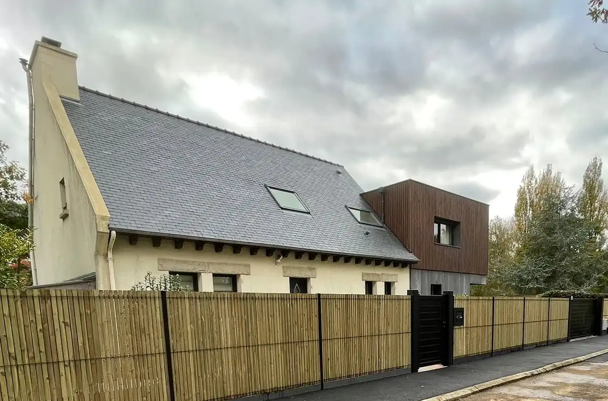 Jardin paysager terminé avec clotures et portail.