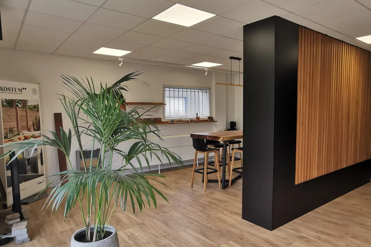 Présentation d'un projet 3D sur grand écran avec échantillons de matériaux au showroom de La Chapelle des Fougeretz.