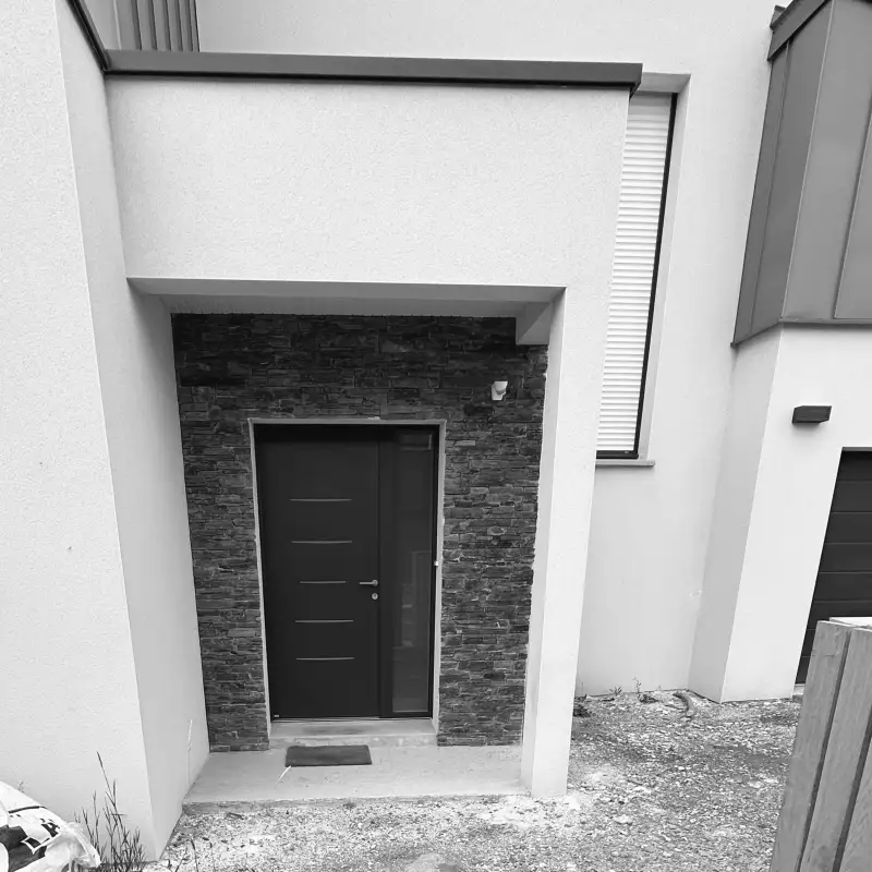 Terrain avant travaux d'aménagement extérieur pour comparaison avec le projet final à Rennes.