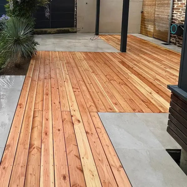 Réalisation d'un aménagement de cour mixant terrasse bois et dallage minéral à Rennes