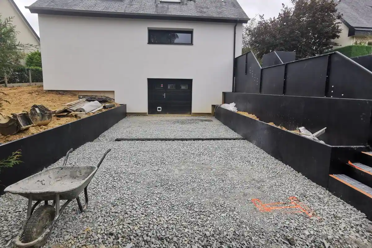 Préparation et empierrement d'une cour par Fred Toma.